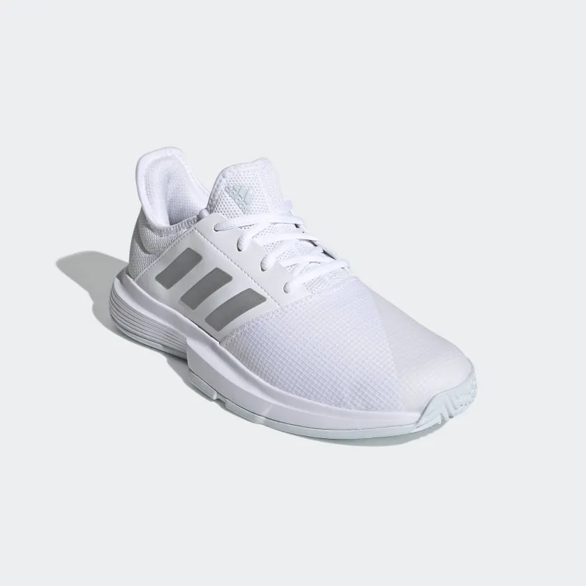 ADIDAS GAMECOURT TENNIS - Cloud White / Silver Metallic / Halo Blue