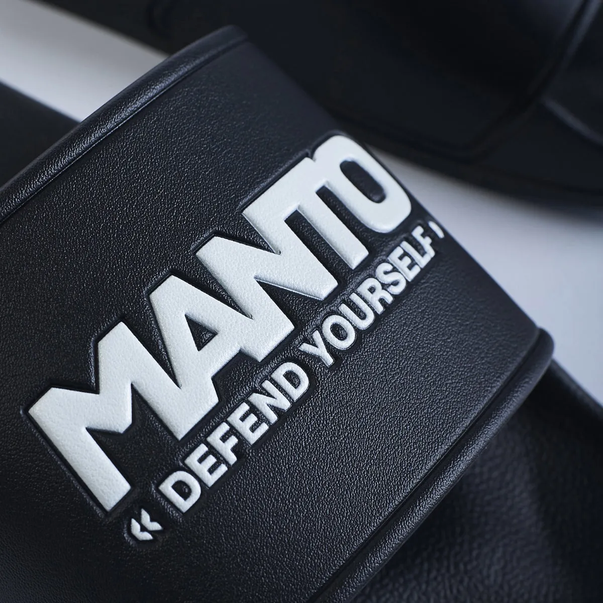 Manto Defend Sliders Black